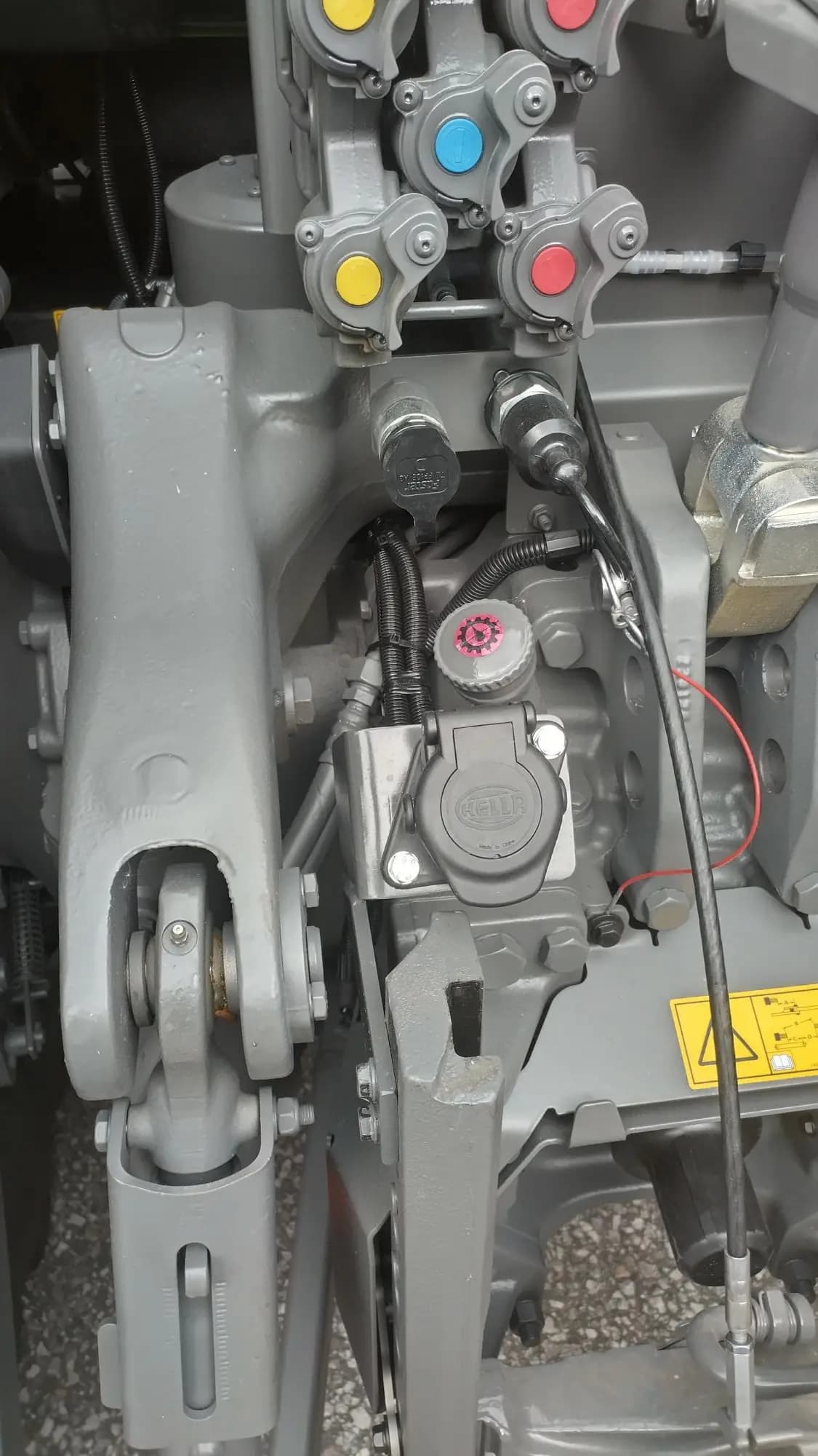 Rear of the tractor: the newly fitted Hella 15-pin ISO 12098 socket, next to the coloured hydraulic quick-couplers