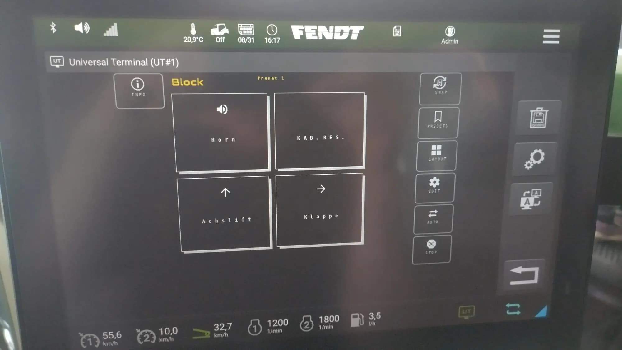 Fendt Universal Terminal showing four buttons in Preset 1: Horn, KAB.RES., Achslift with an up arrow, Klappe with a right arrow